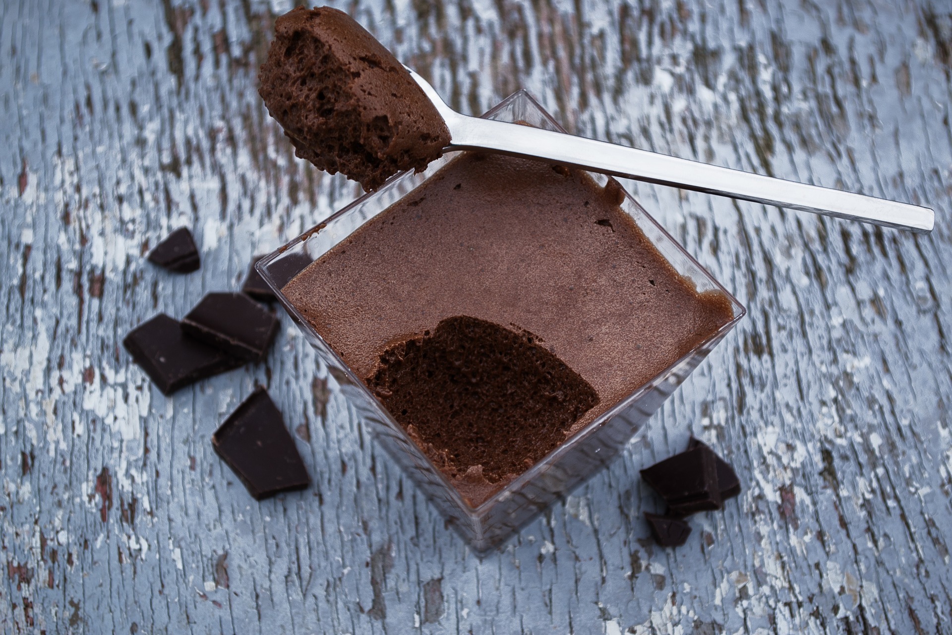 Čokoládová pěna neboli mousse je lehkým a chutným dezertem. 