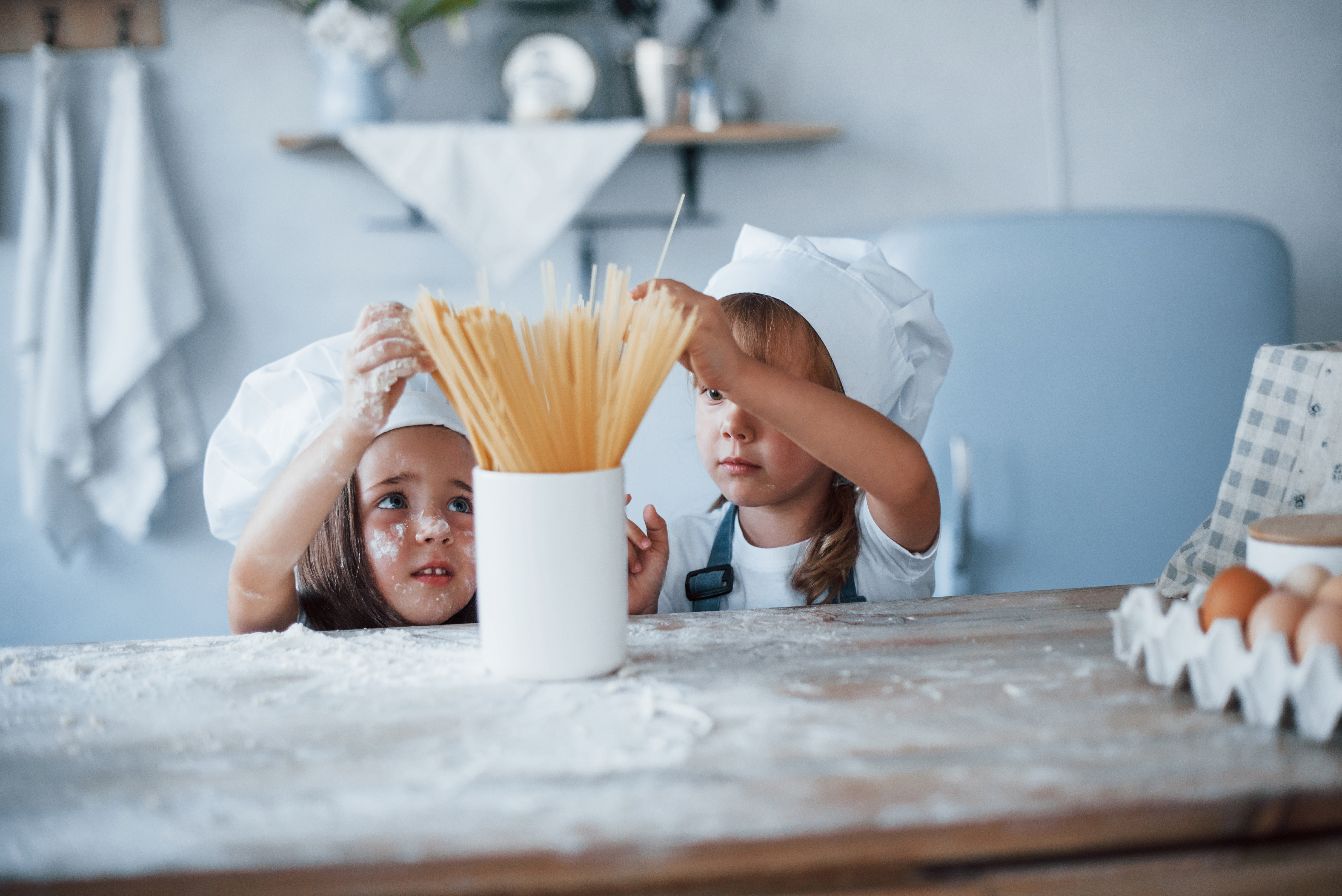 S dětmi si můžete připravit k zapékání i domácí těstoviny.