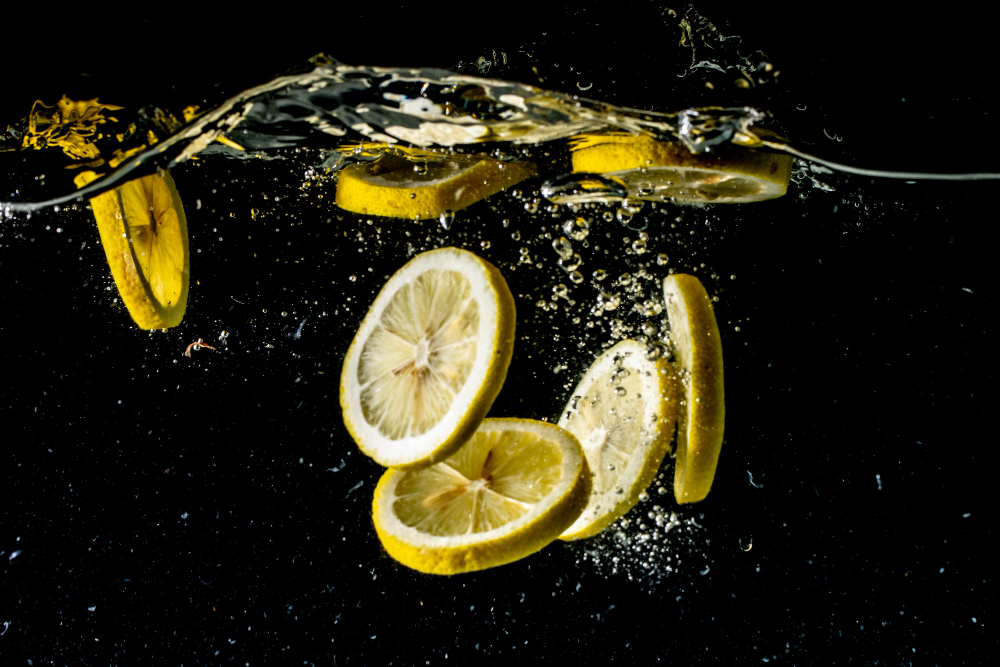 Na překyselení žaludku může pomoci i voda s citrónem