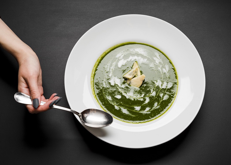 Špenátová polévka skvěle zahřeje v žaludku a krom jiného doplní vitamíny a minerály.