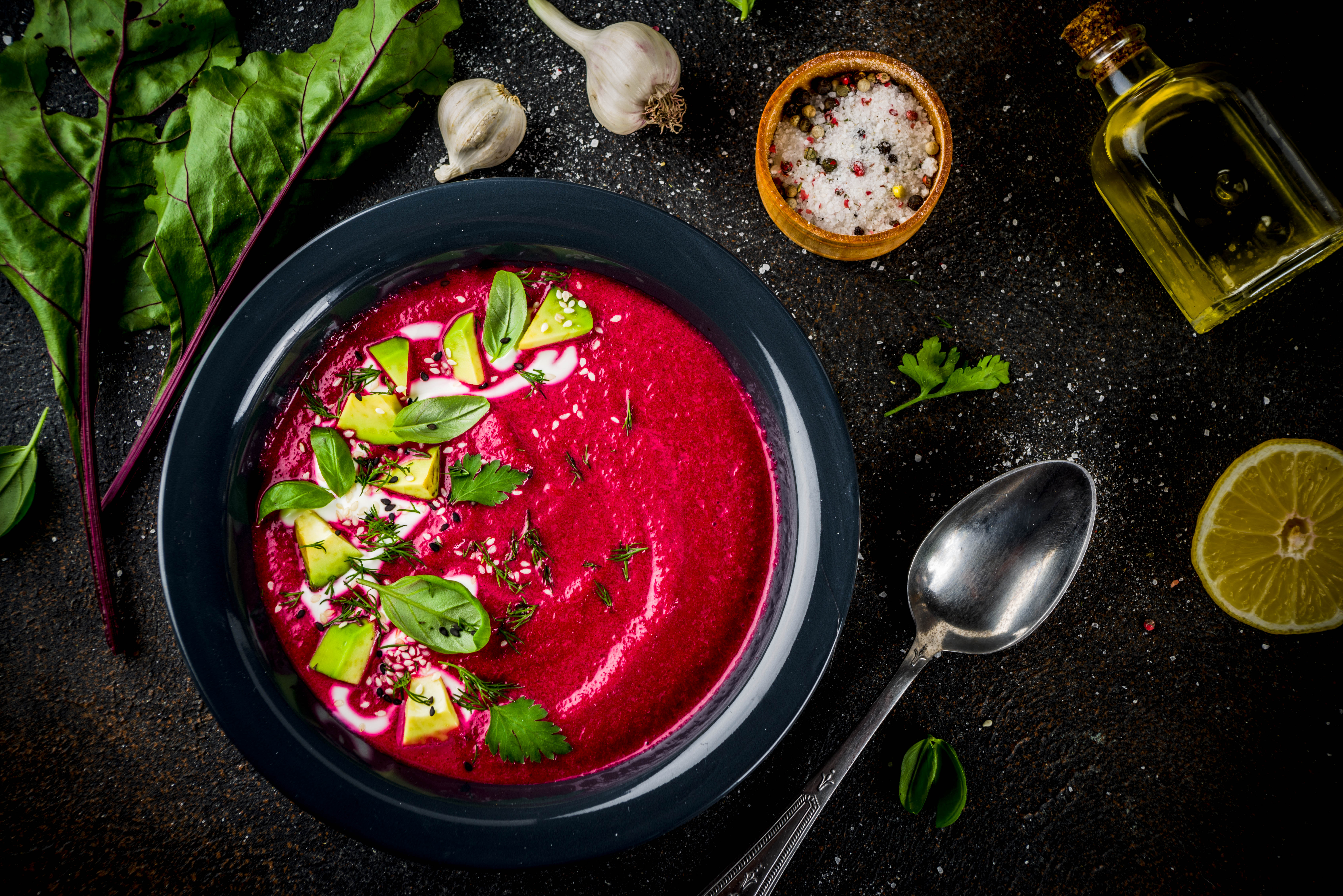 Velmi si pochutnáte i na letní polévce z červené řepy, která je nabitá vitamíny a antioxidanty!