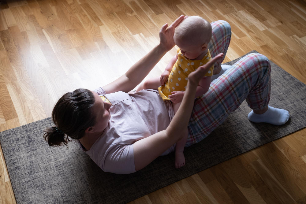 I cvičení po porodu s miminkem může být zábava